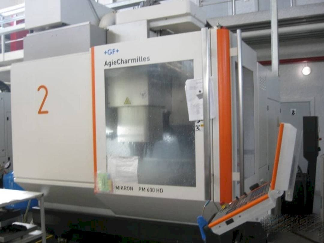 A AgieCharmilles Mikron HPM 600 HD gép elölnézete