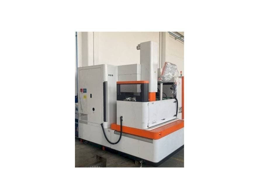 A AgieCharmilles FORM 30 gép elölnézete