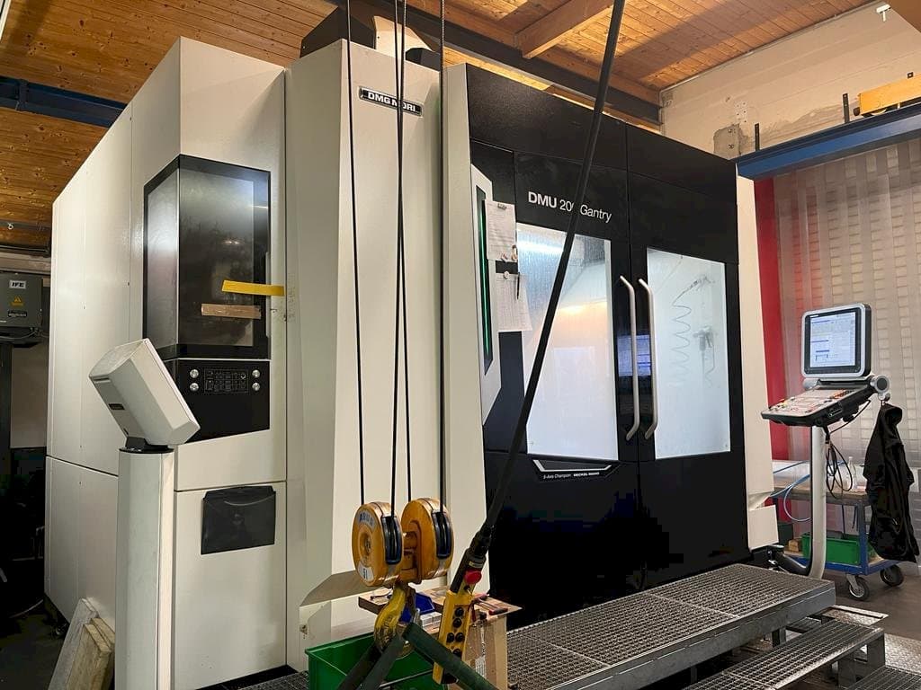 A DMG MORI DMU 200 Gantry  gép elölnézete