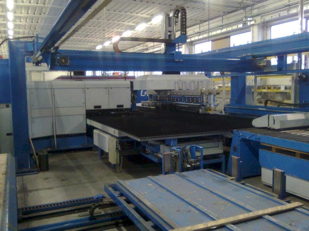 A Finn-Power LP6 gép elölnézete