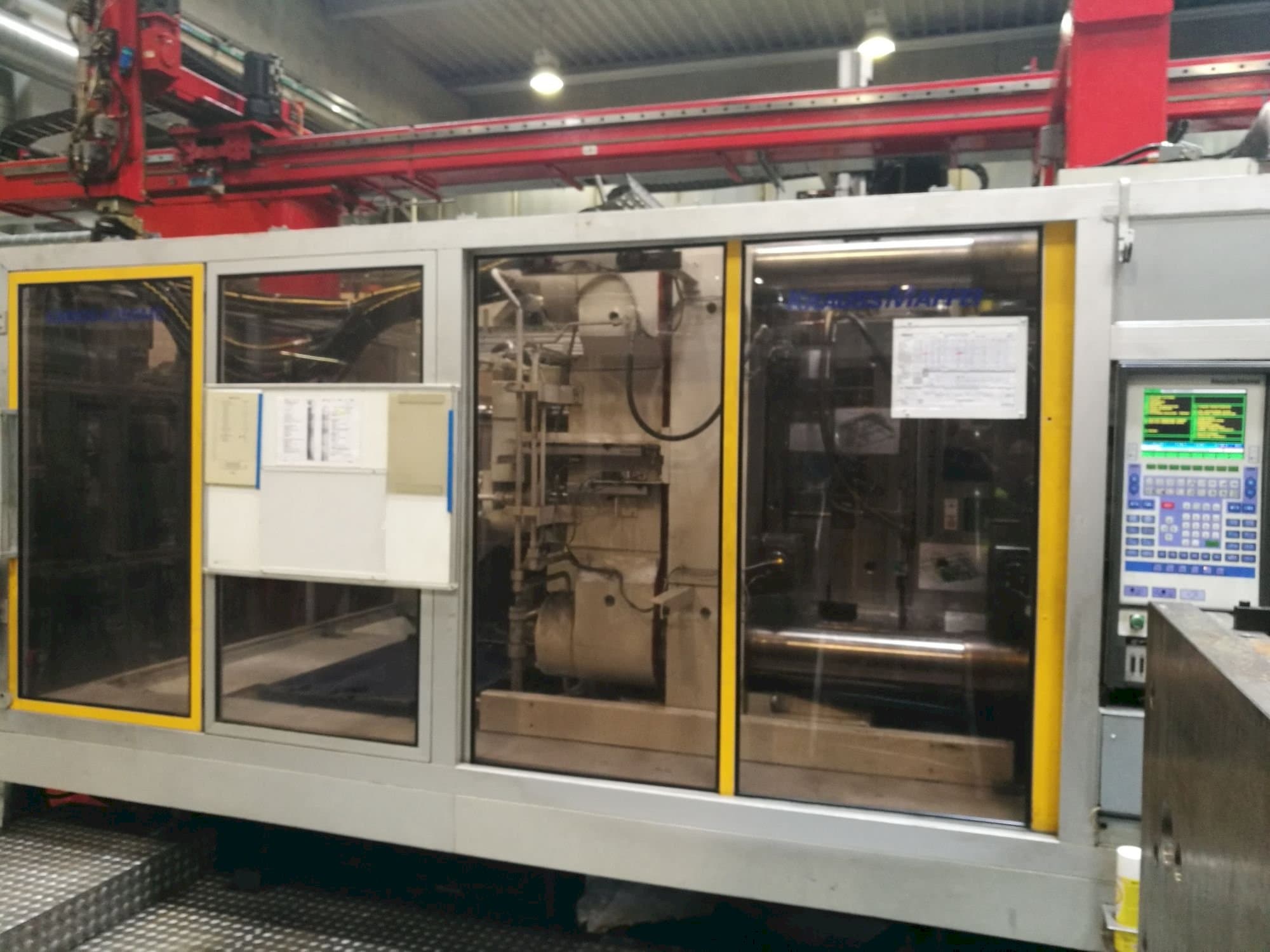 A Krauss Maffei 800-4350 MC gép elölnézete