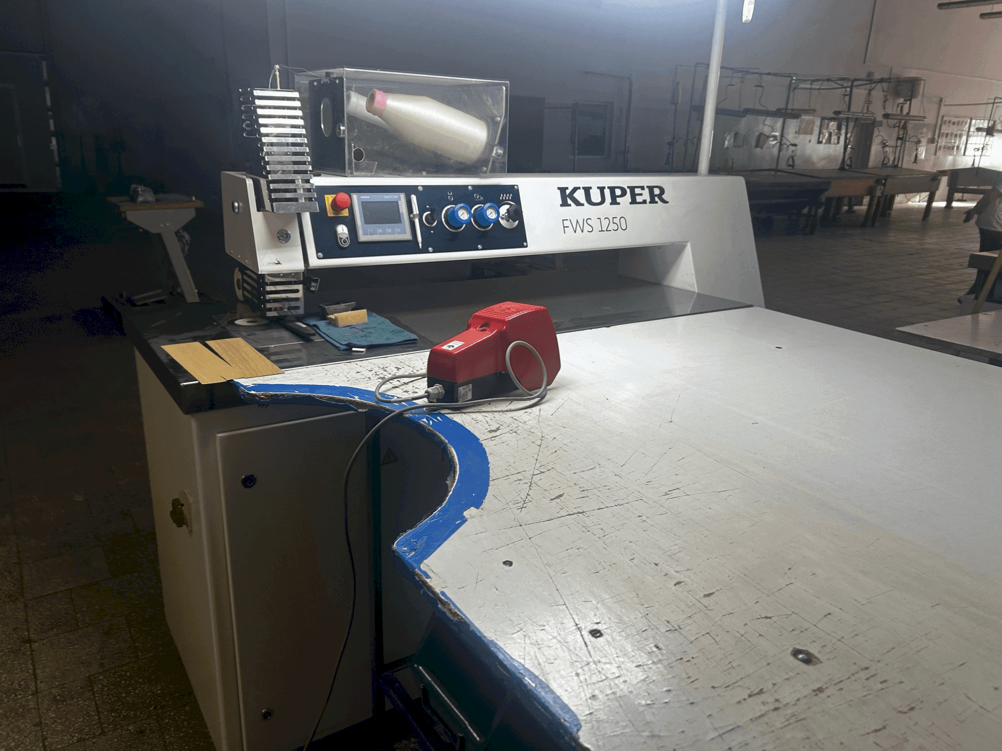 A KUPER FWS 1250  gép elölnézete