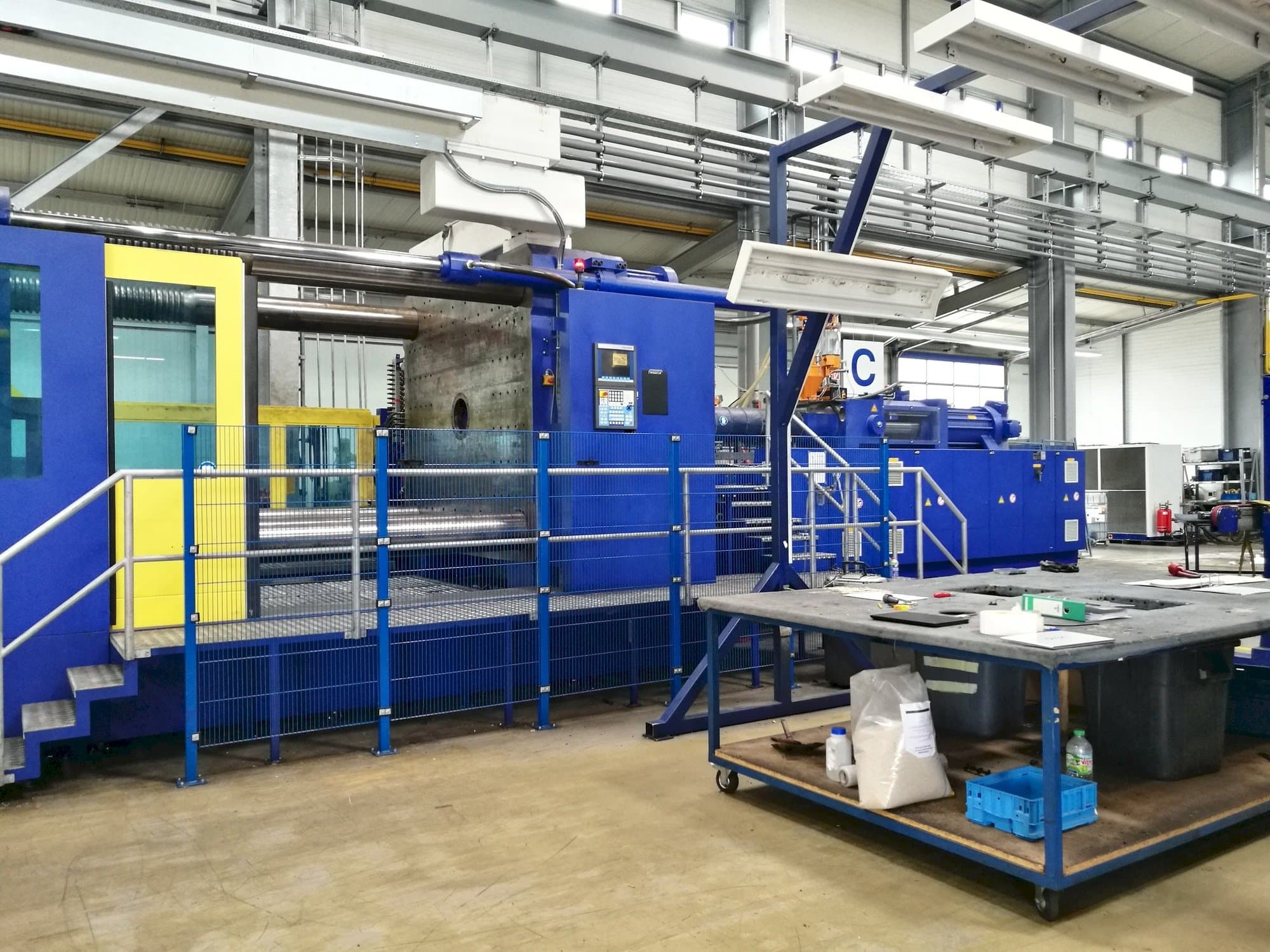 A Krauss Maffei 2300-12000 MX  gép elölnézete