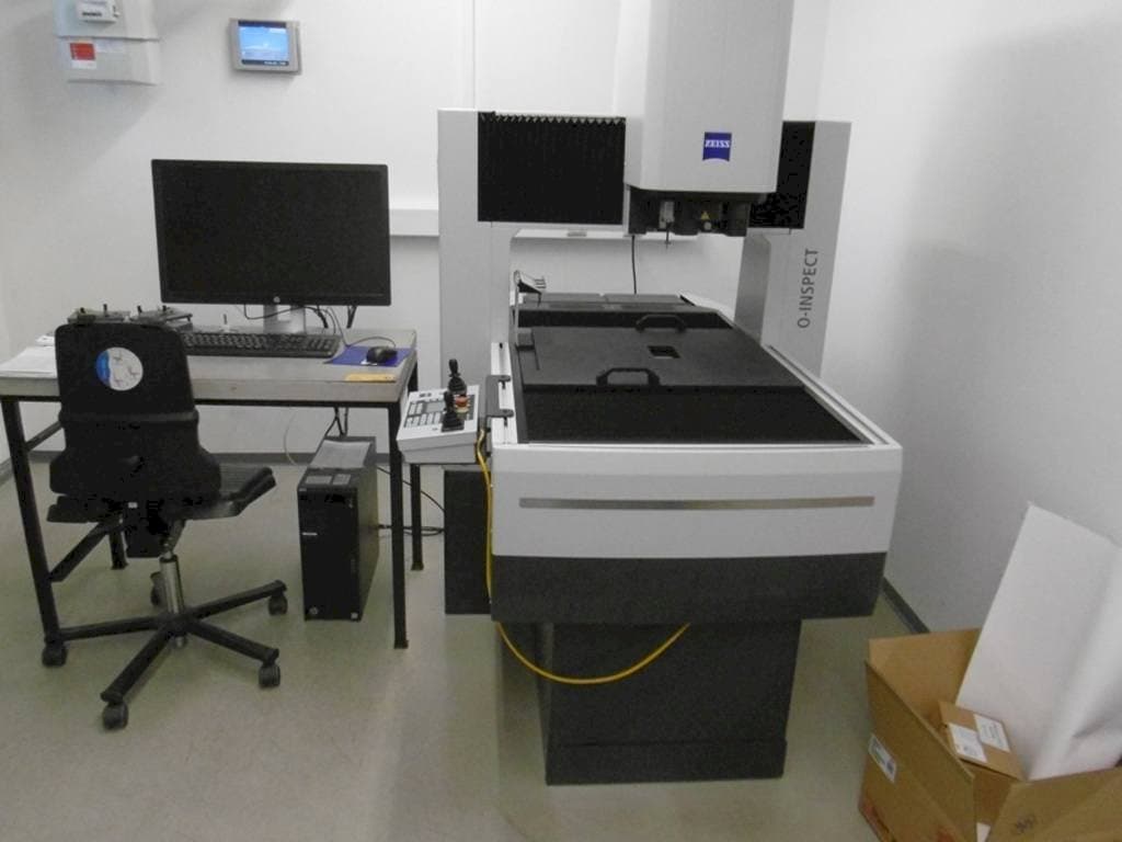 A ZEISS O-Inspect 543 gép elölnézete