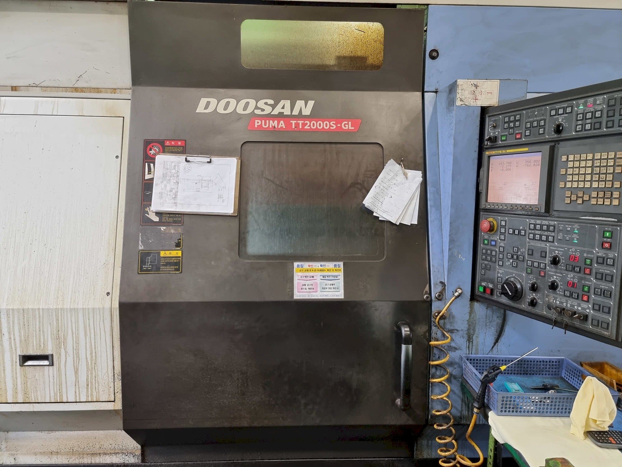 A Doosan PUMA TT2000S-GL gép elölnézete