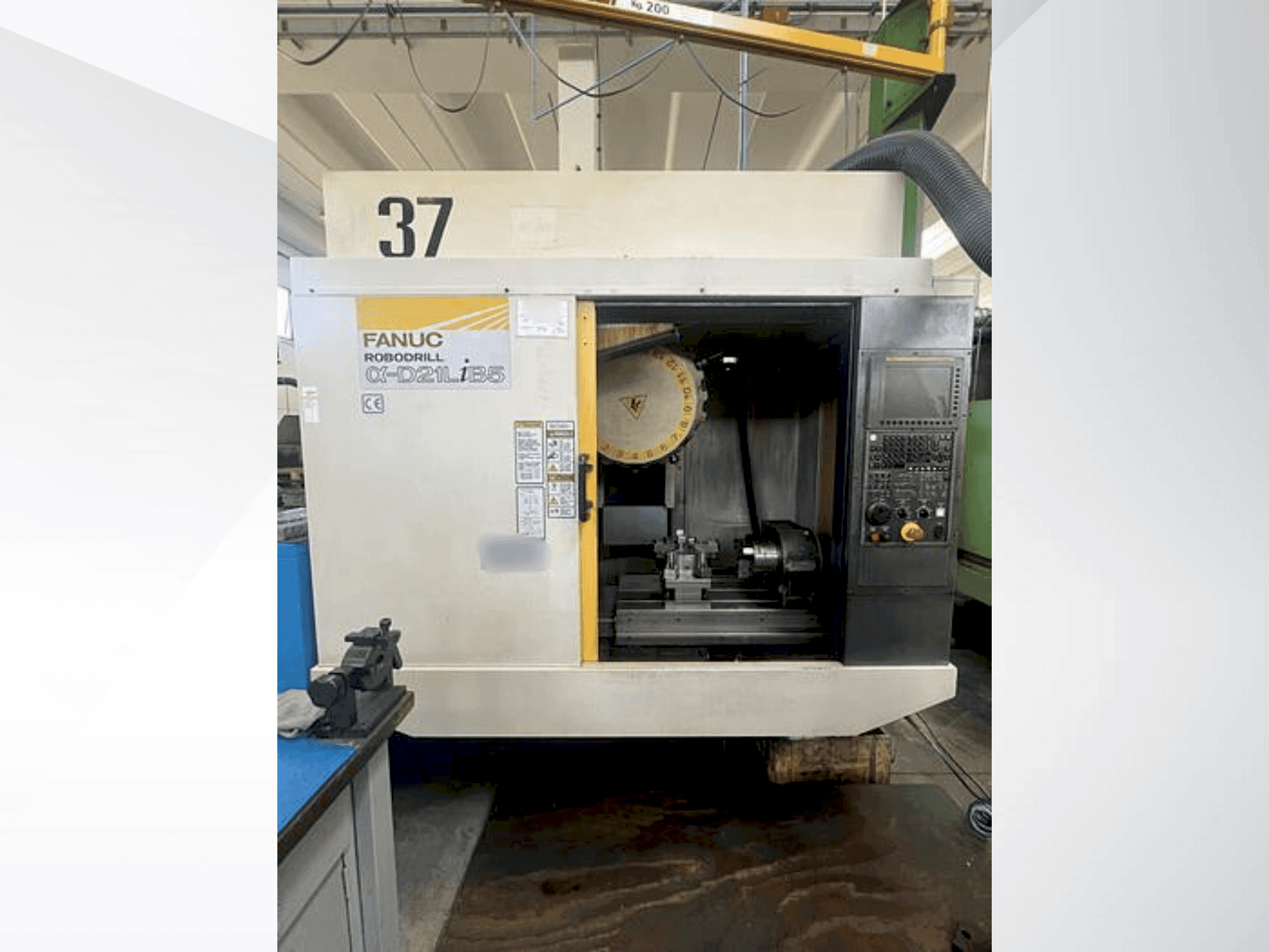 A FANUC Robodrill Alpha-D21LiB5 gép elölnézete