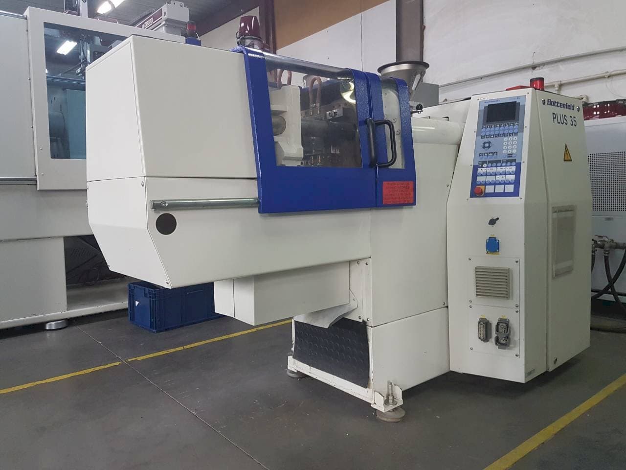 A Battenfeld PLUS 35/75 gép elölnézete