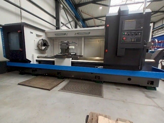 A Ningbo Oturn CK61100E-3000 gép elölnézete