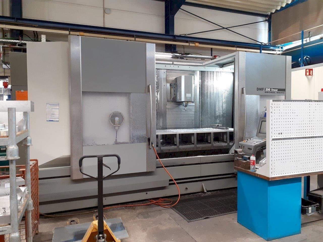 A DMG MORI DMF 250 gép elölnézete