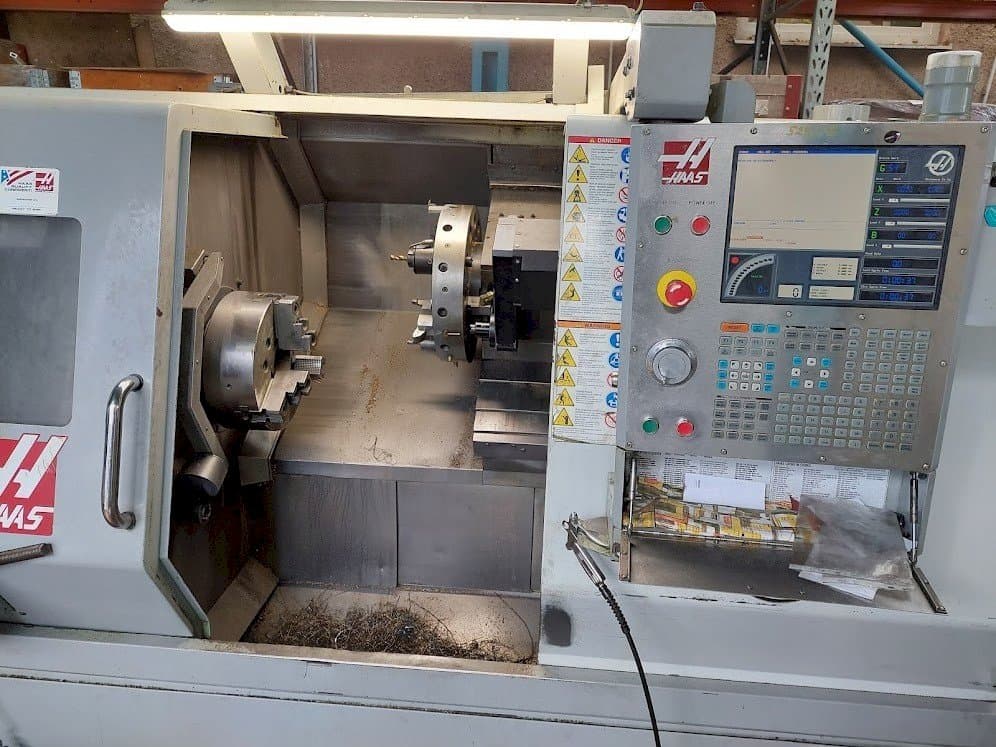 A HAAS SL-30TBHE gép elölnézete