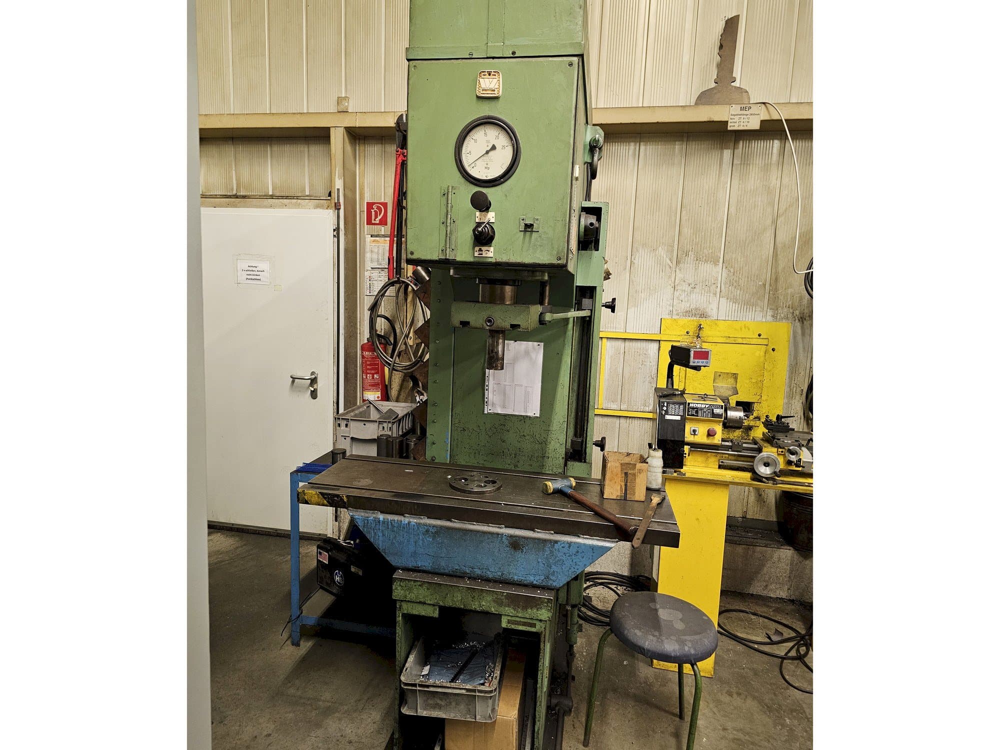 A VEB PYE/25/1 gép elölnézete