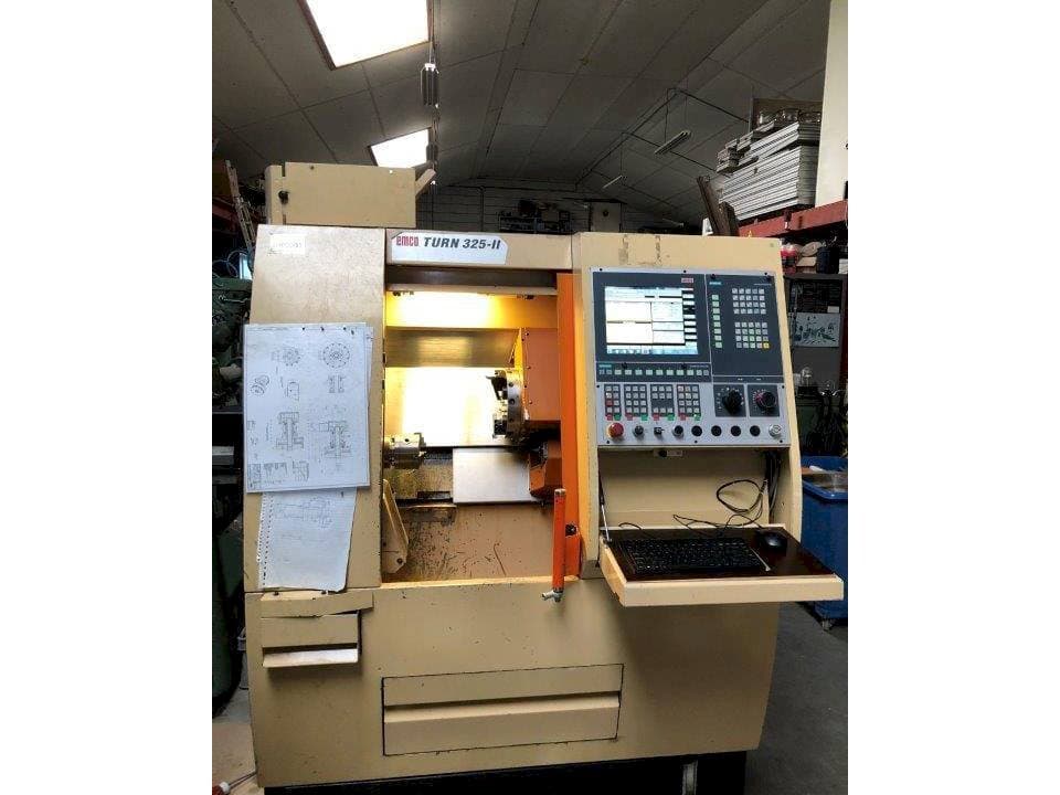 A EMCO TURN 325-II gép elölnézete