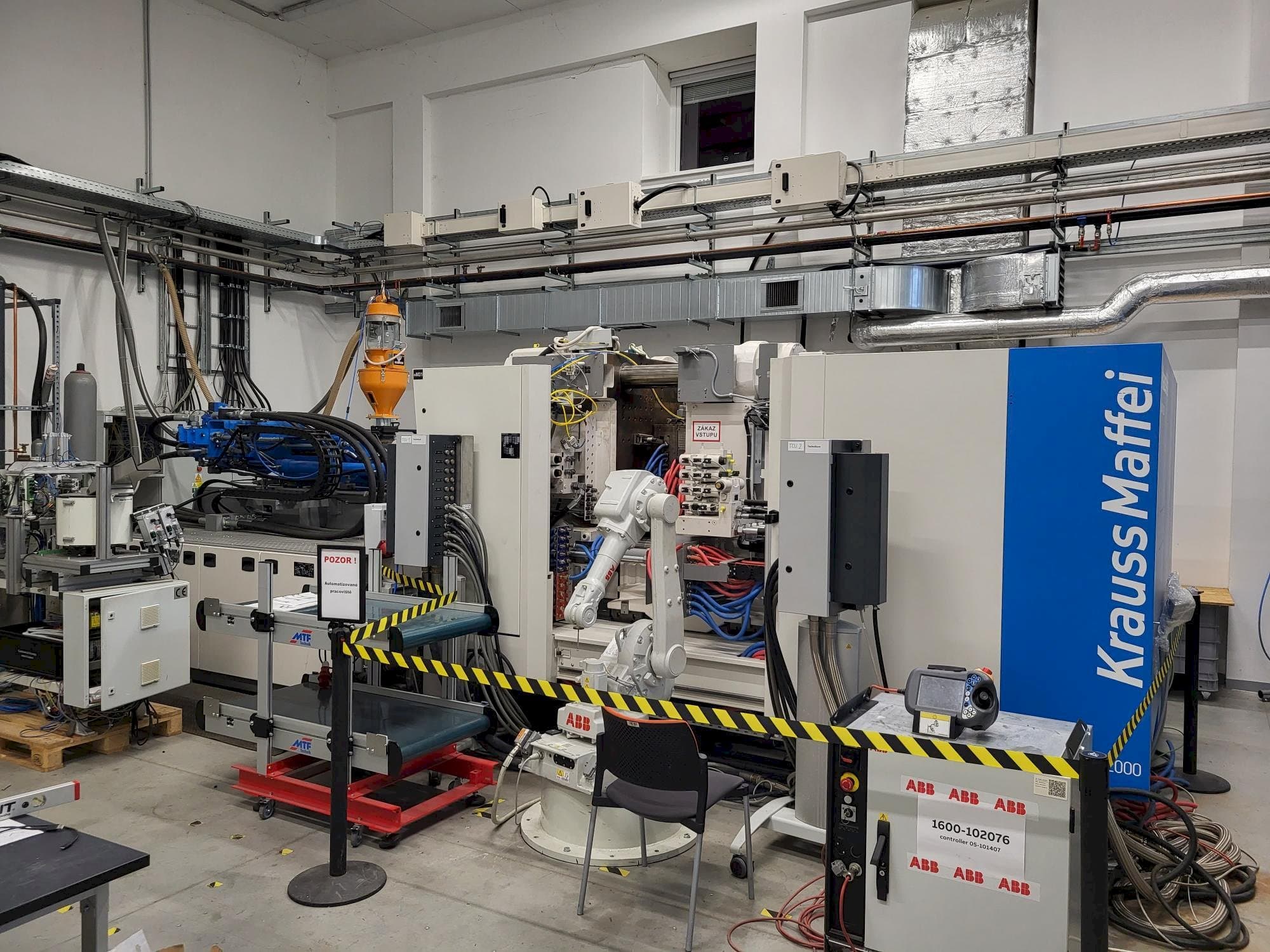 A Krauss Maffei GX 451-2000 gép elölnézete