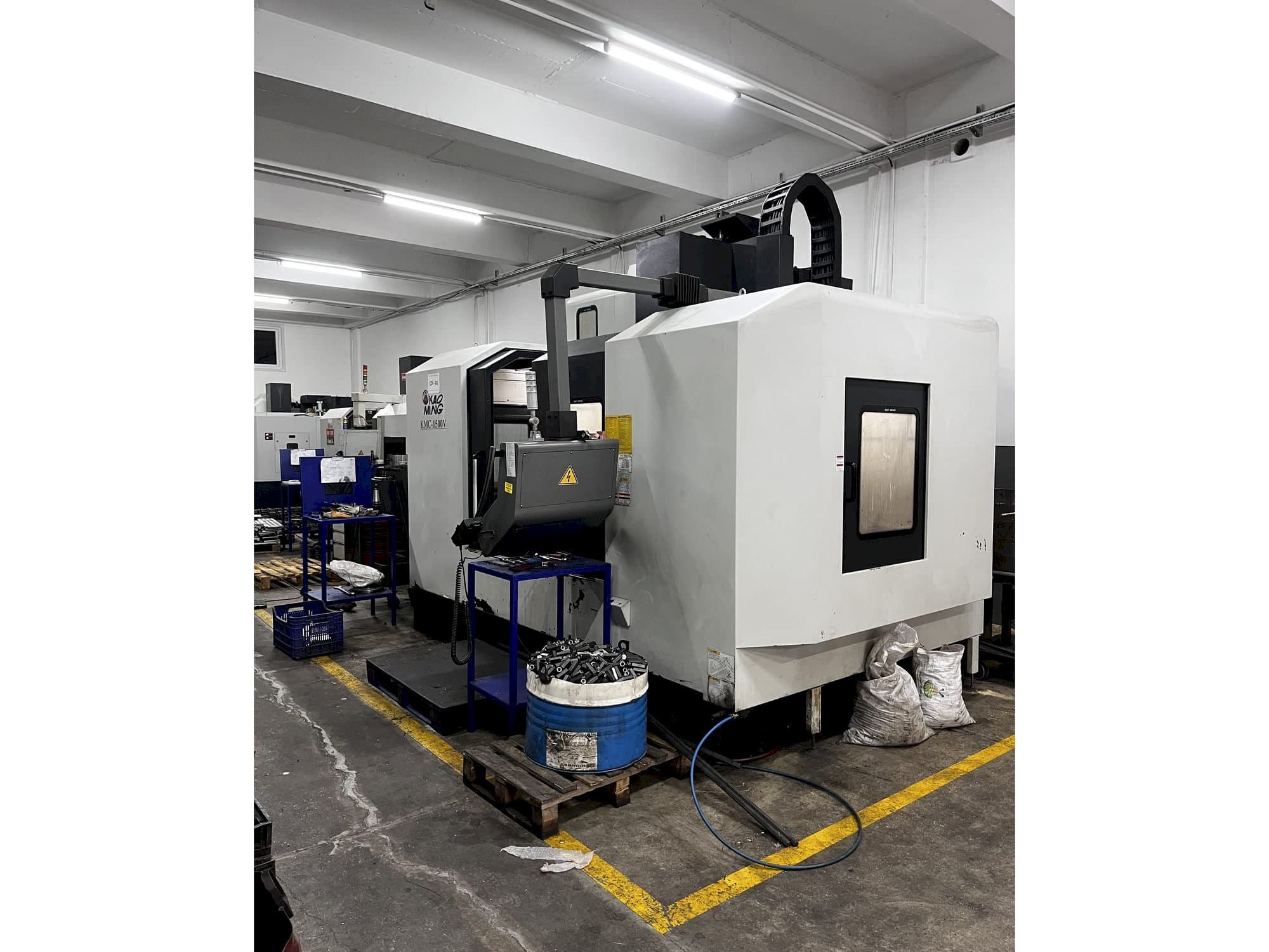 A KAOMING KMC 1500V gép elölnézete