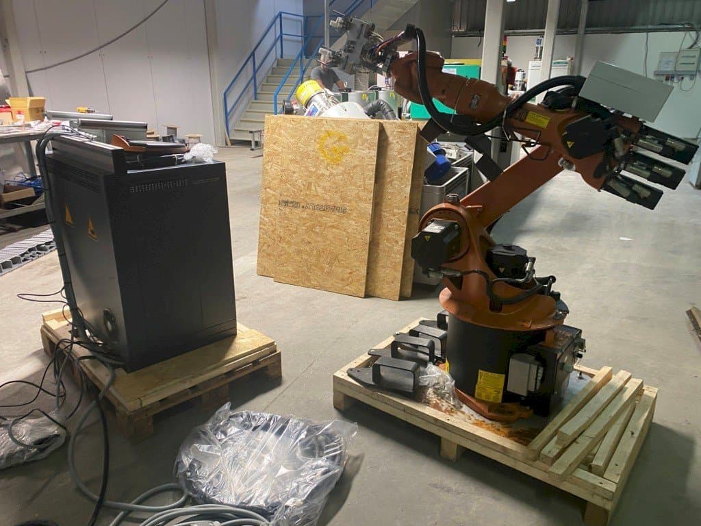 A KUKA KR16-2 with KR C4 Controller  gép elölnézete