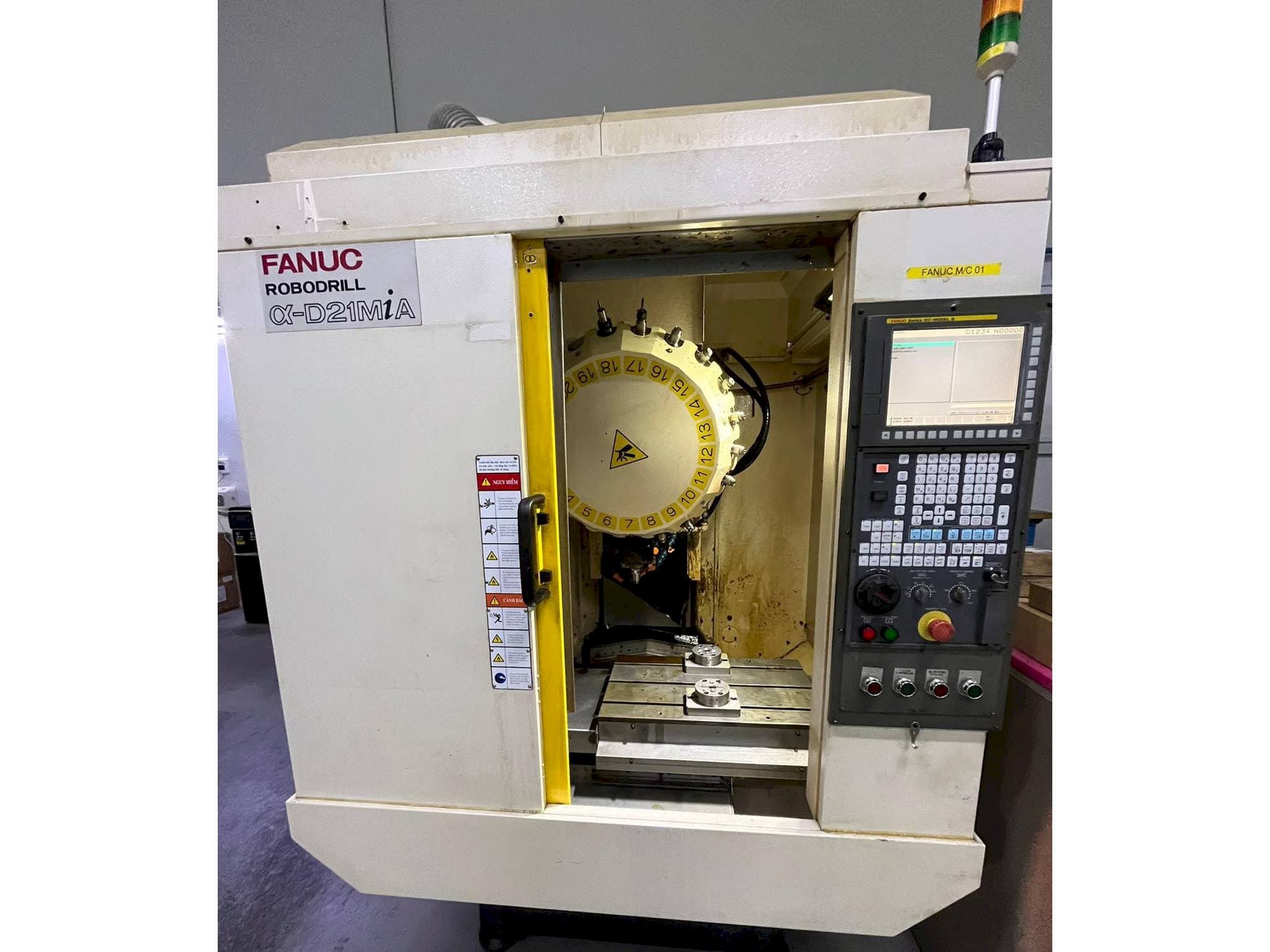 A FANUC ROBODRILL A-D21MiA gép elölnézete