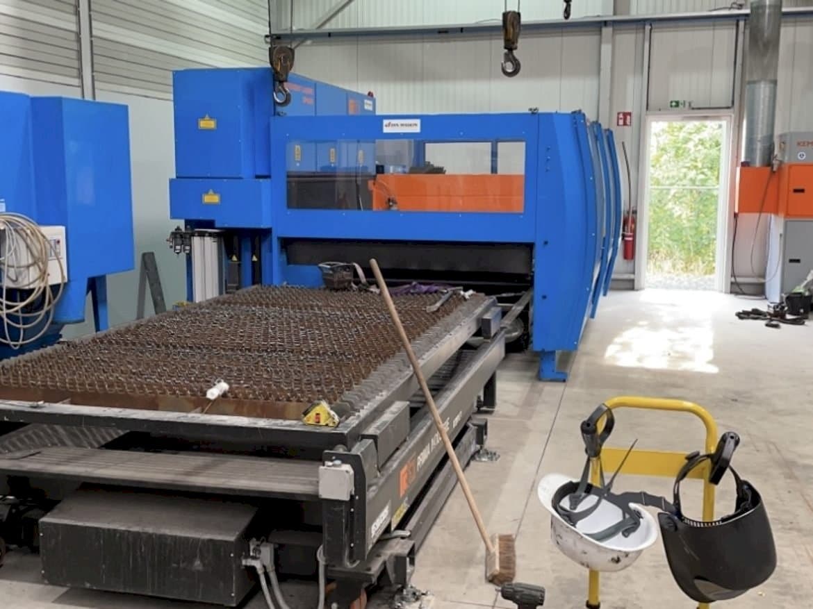 A Prima Industrie Platino 1530  gép elölnézete