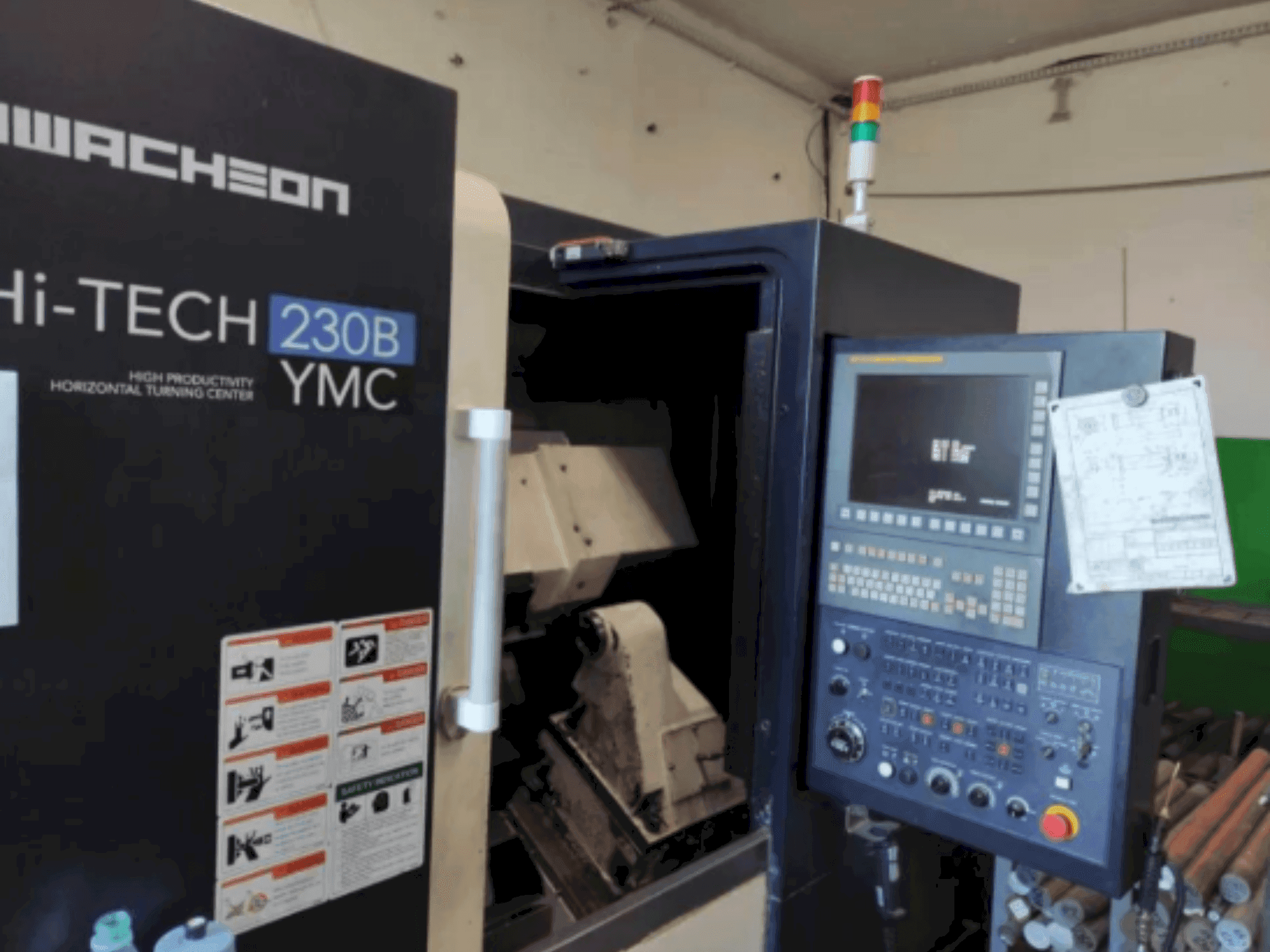 A HWACHEON HI-TECH 230B YMC  gép elölnézete