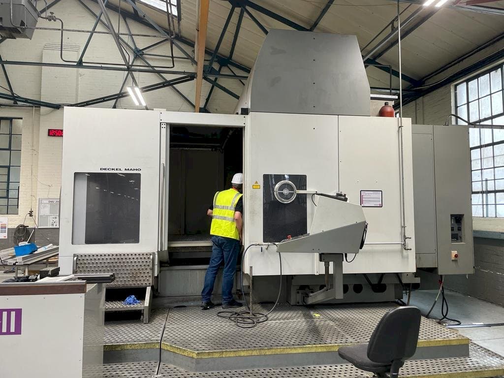 A DECKEL MAHO DMU 200T gép elölnézete