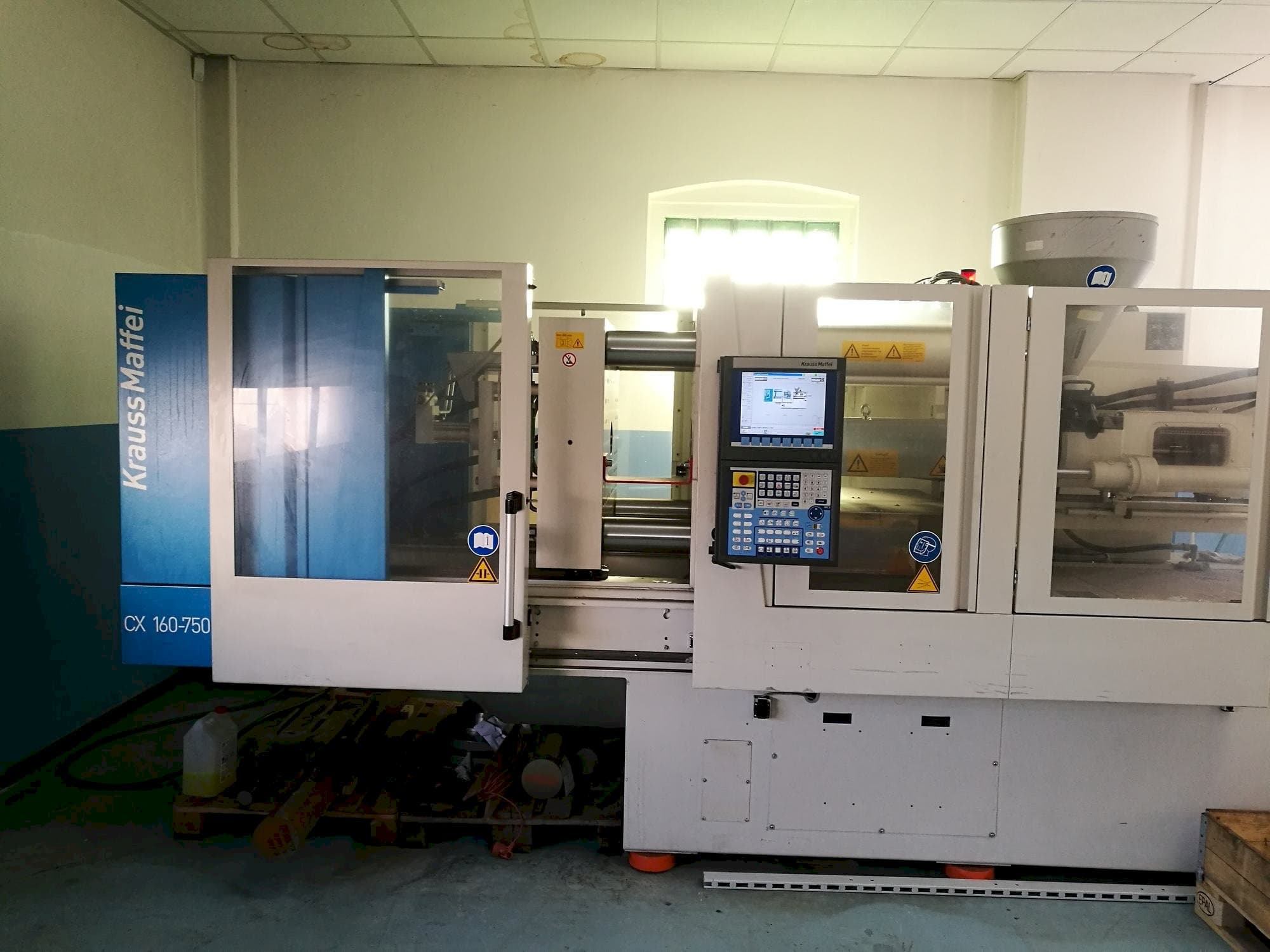 A Krauss Maffei KM 160-750 CX gép elölnézete