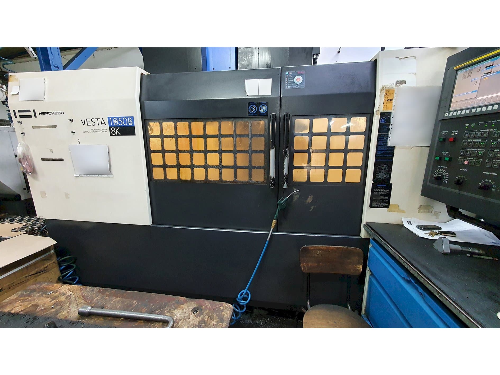 A HWACHEON VESTA-1050B gép elölnézete