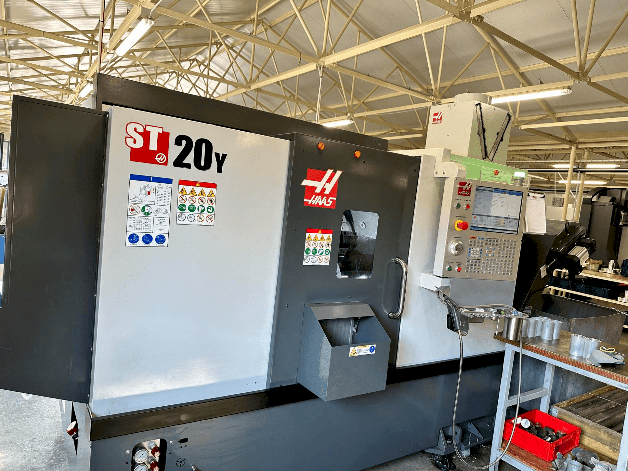 A HAAS ST-20Y (2022) gép elölnézete