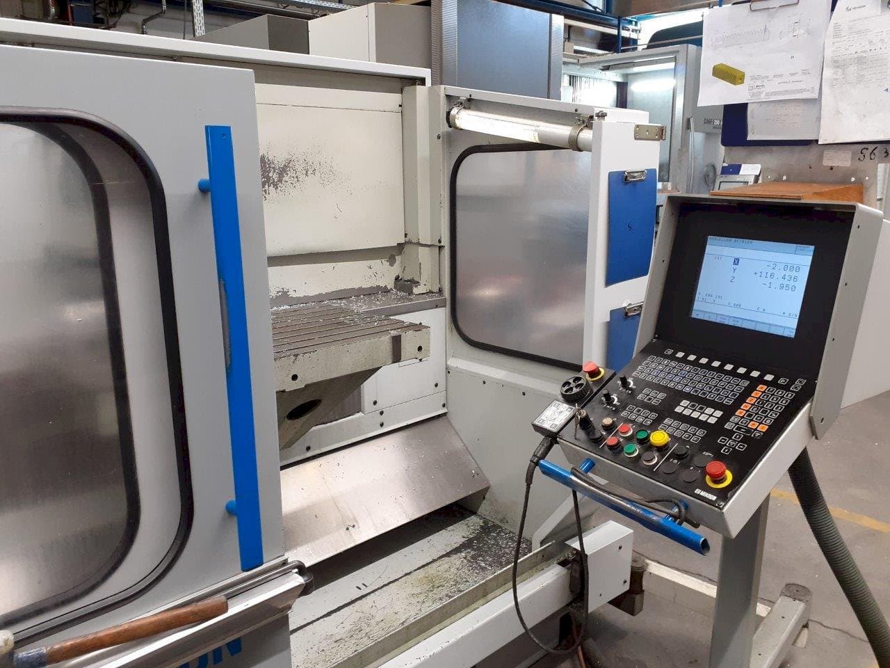 A MIKRON UME 600 gép elölnézete