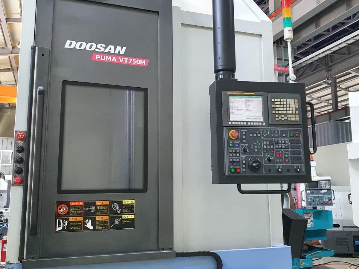 A Doosan Puma VT750M gép elölnézete