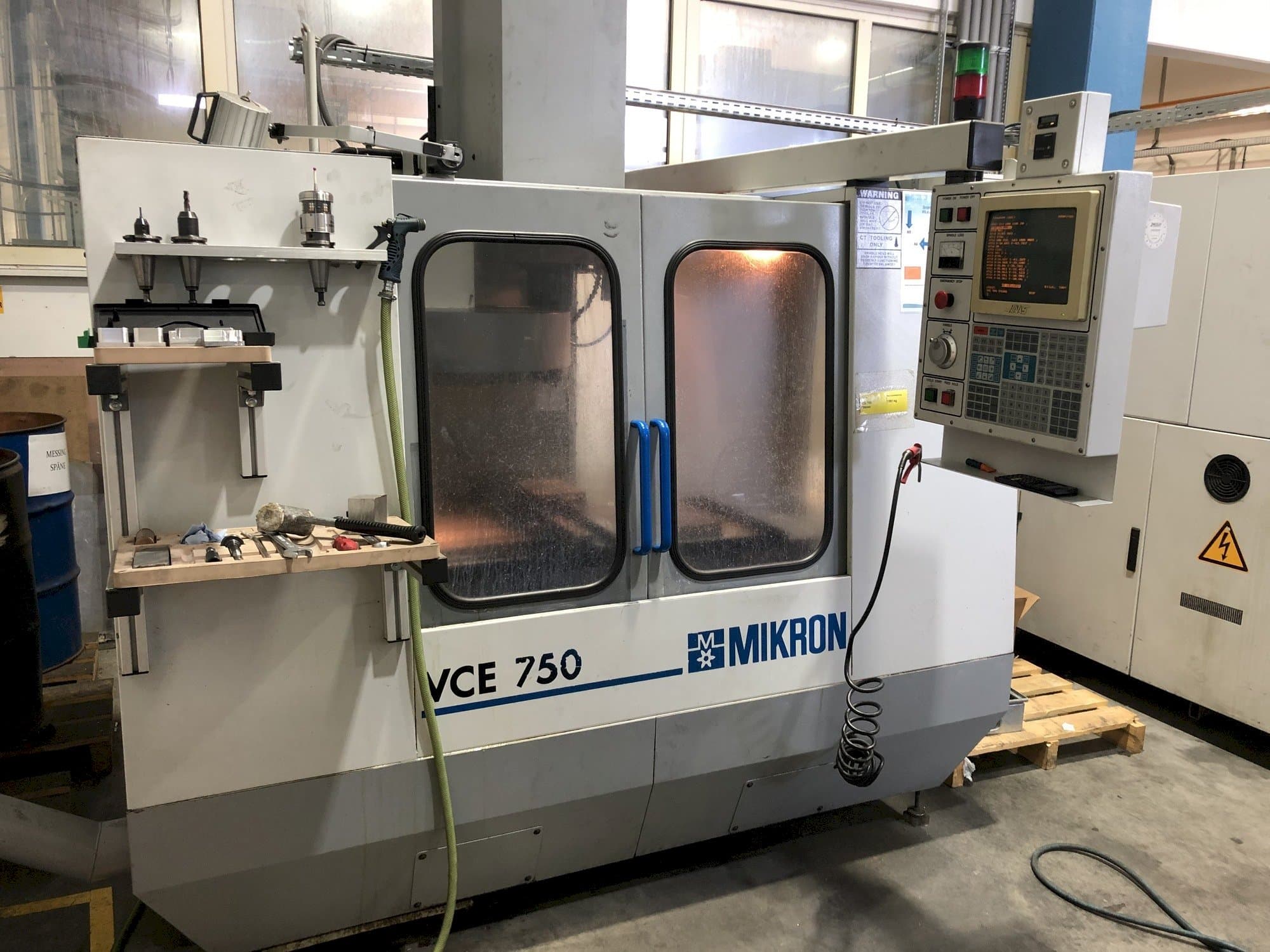 A MIKRON VCE 750 gép elölnézete