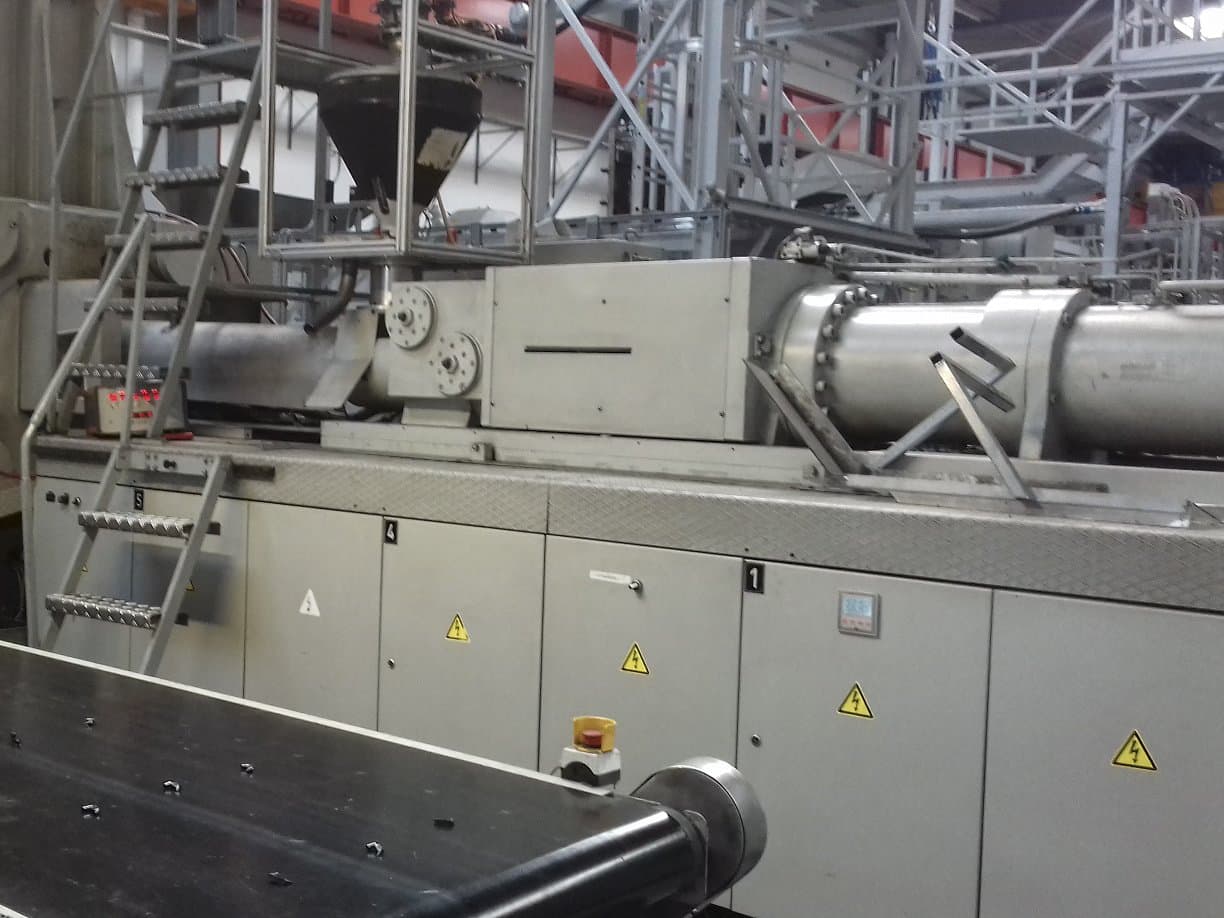 A Krauss Maffei 650-4350 BM gép jobb oldali nézete