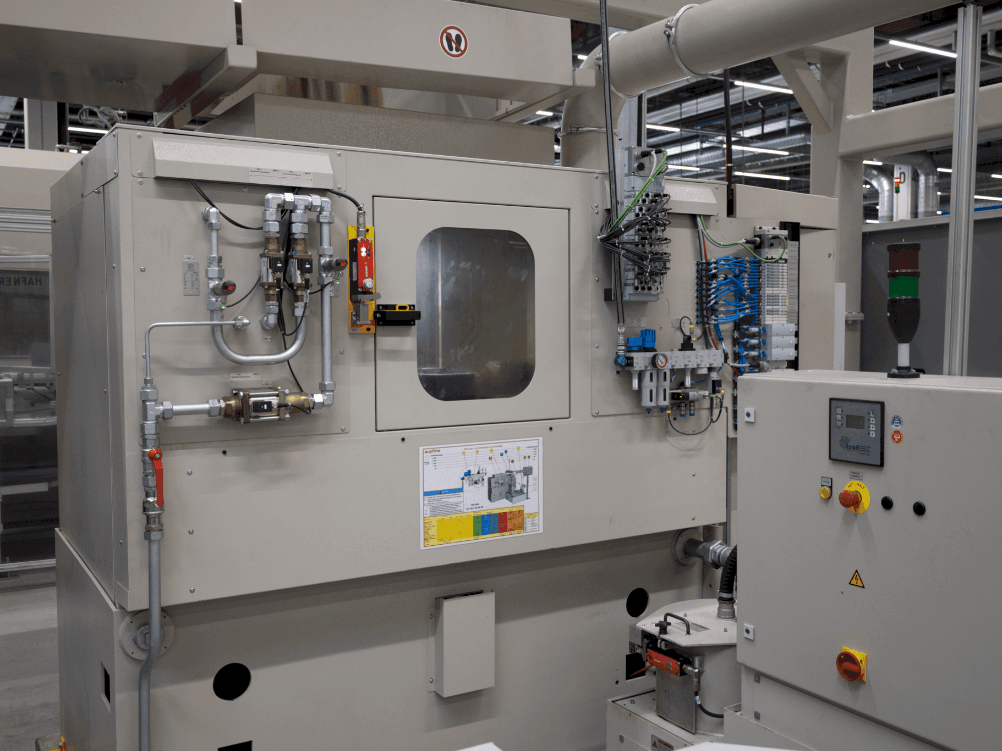 A SUPFINA LCM 220/4-220/3  gép elölnézete