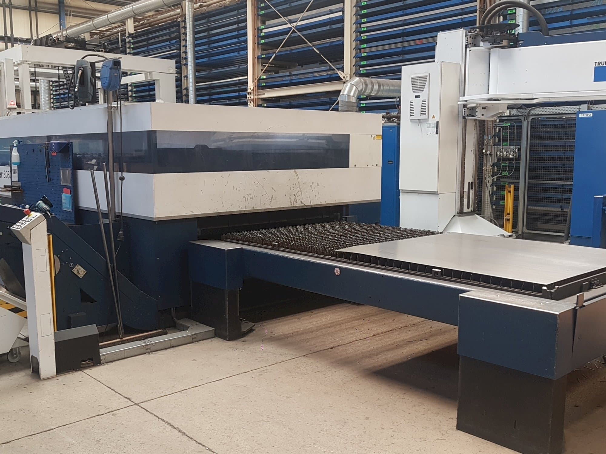 A Trumpf TruLaser 3030 L20 gép elölnézete