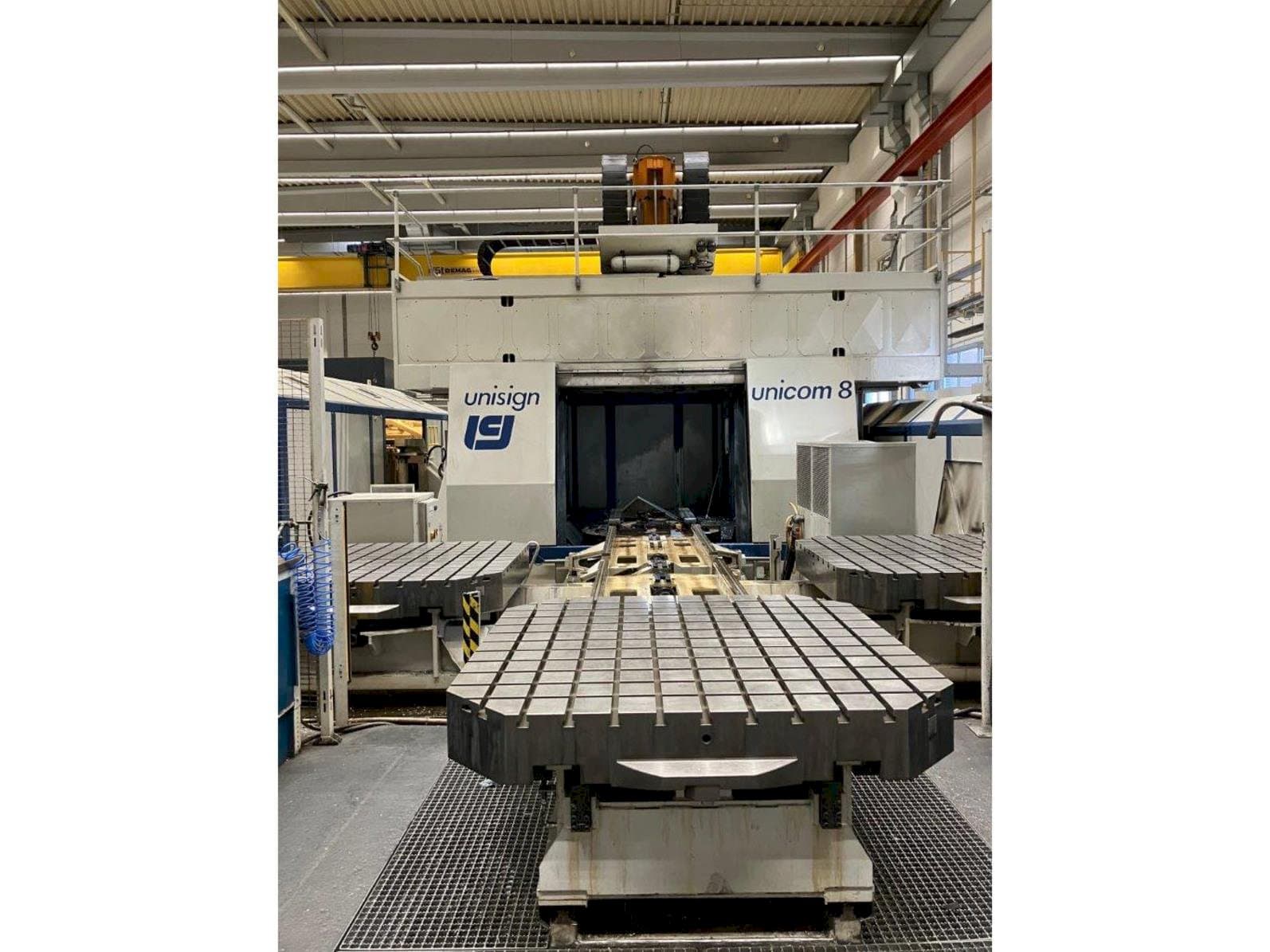 A Unisign Unicom 8 gép elölnézete