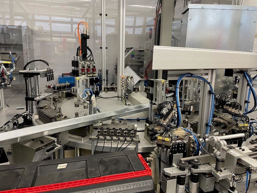 A TEAM AUTOMATION BERLIN Tattoo Needle Testing System gép elölnézete