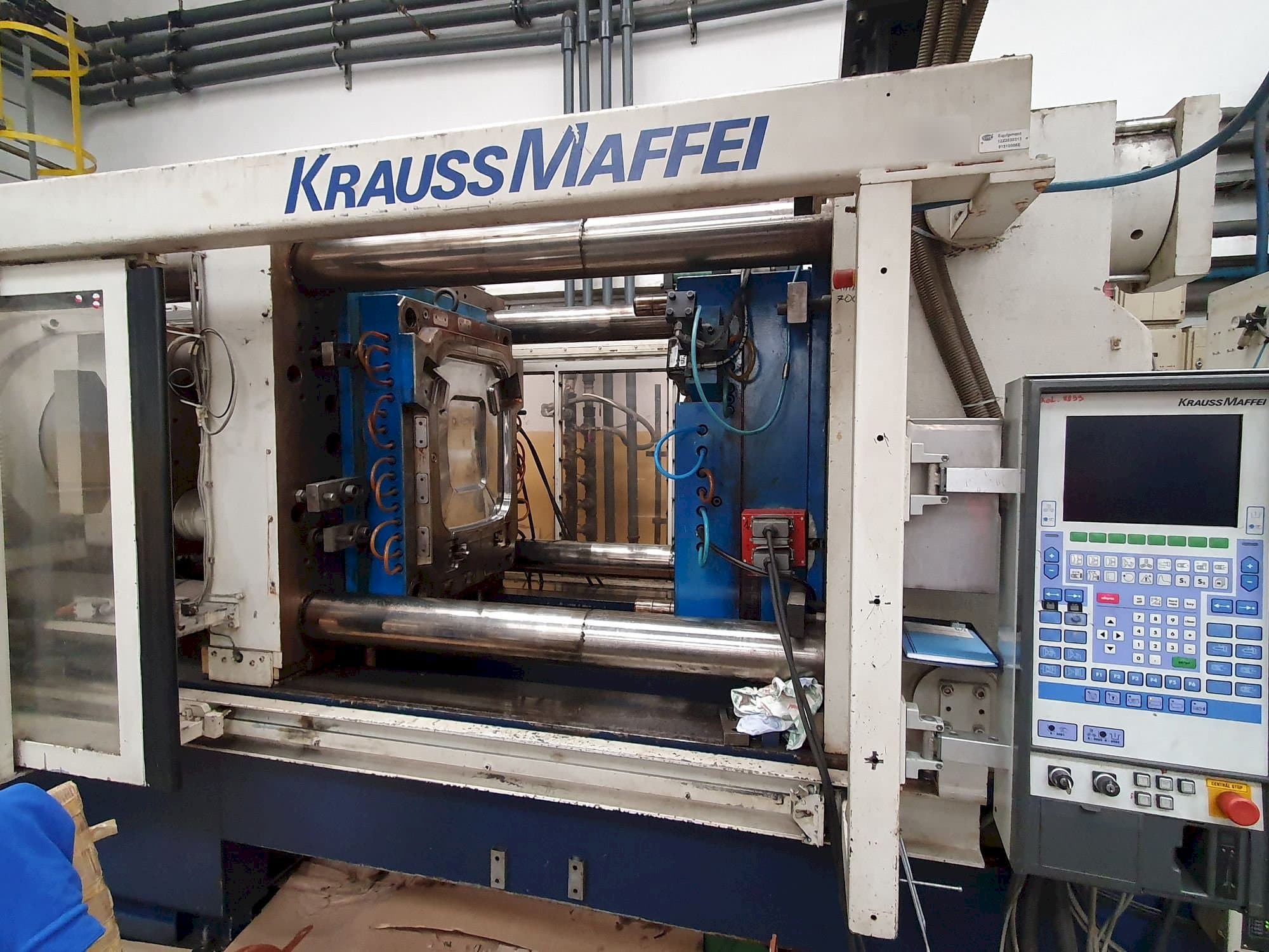 A Krauss Maffei 800-4350 BM (1996) gép elölnézete