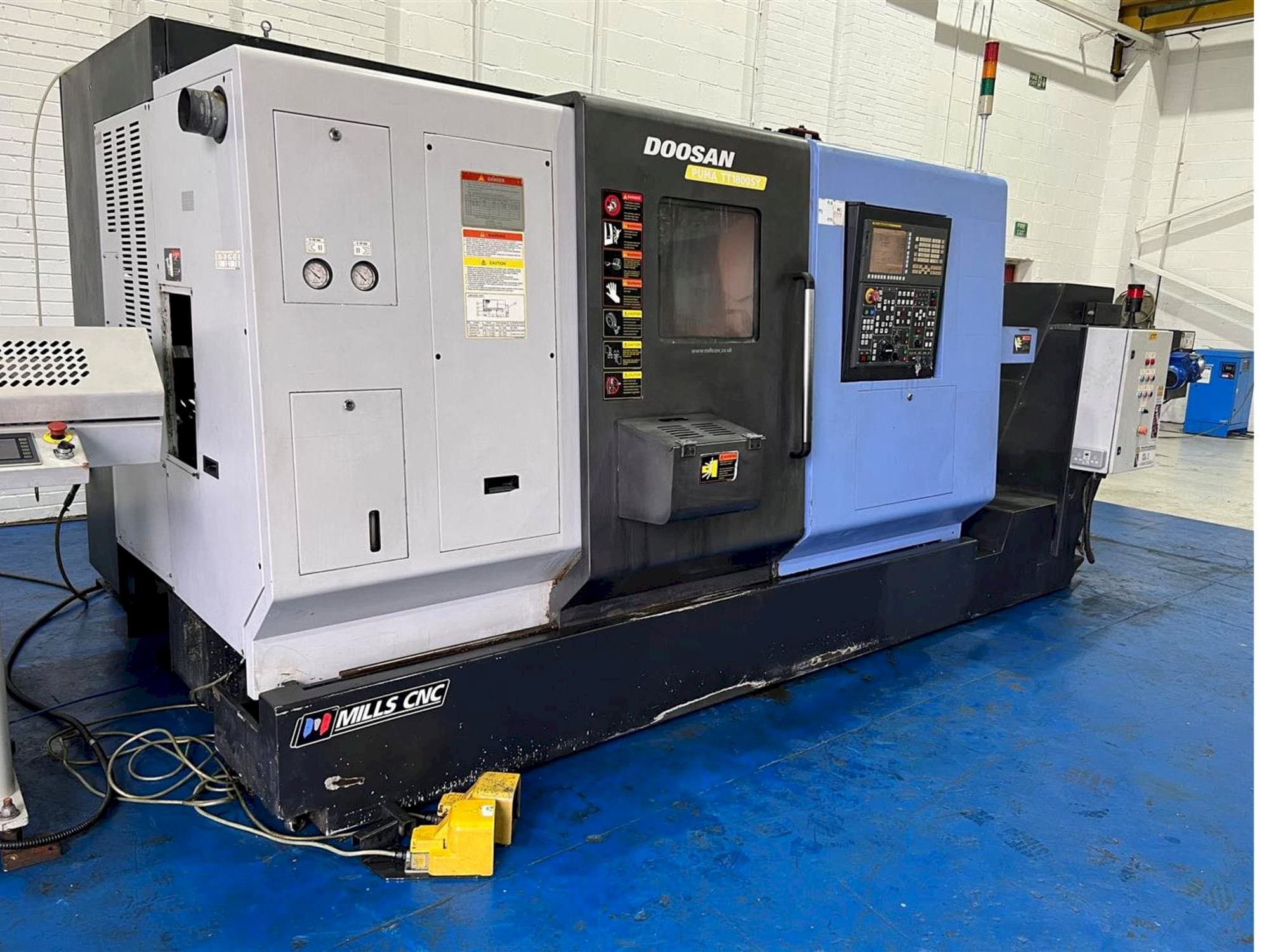 A Doosan TT1800SY gép elölnézete
