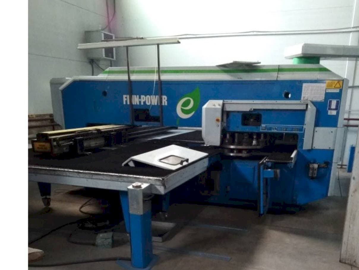 A Finn-Power E5 gép elölnézete