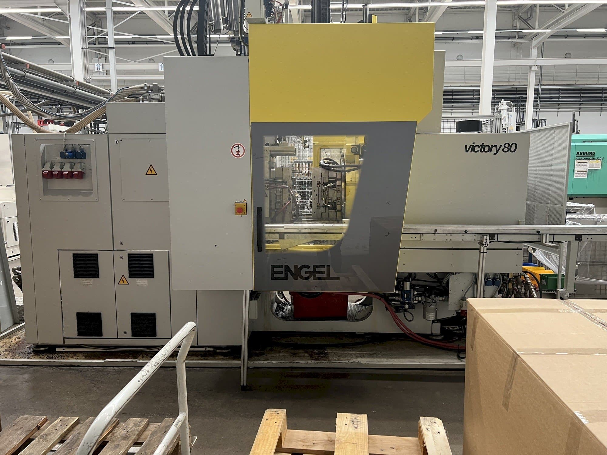 A Engel VC 330H/80V/80CO gép elölnézete