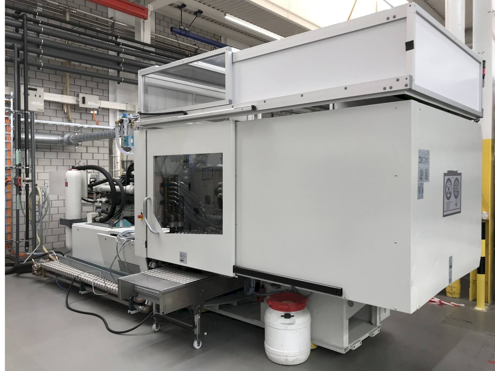 A Sumitomo Demag EL-EXIS SP 200/560-675 gép elölnézete