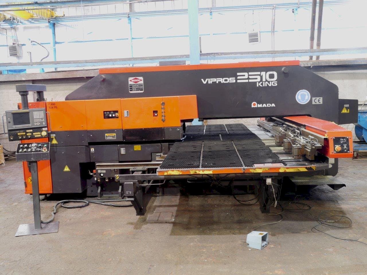 A AMADA Vipros S2510 gép elölnézete
