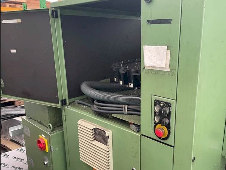 A DECKEL FP4AT gép elölnézete