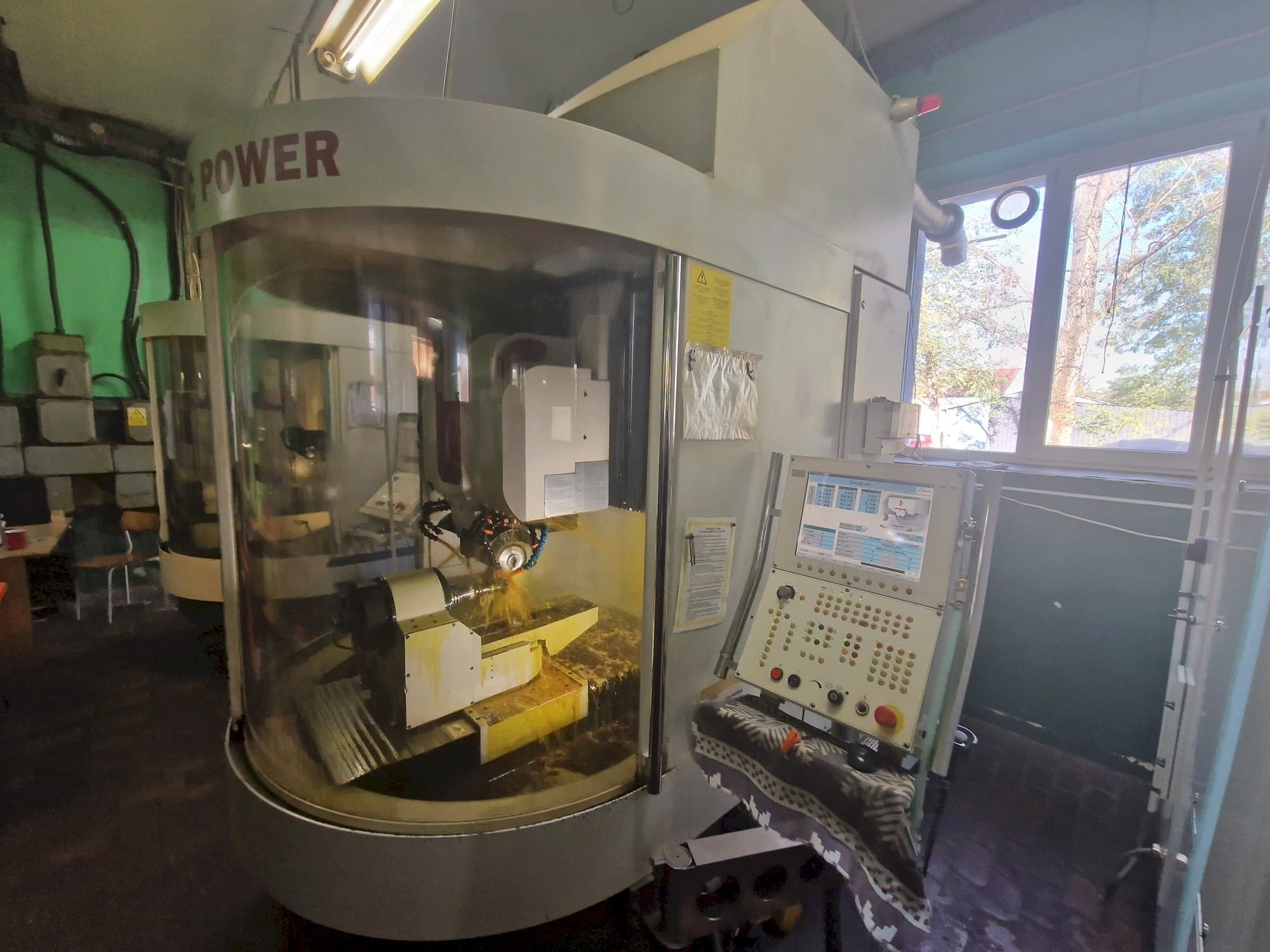 A WALTER Helitronic Power  gép elölnézete