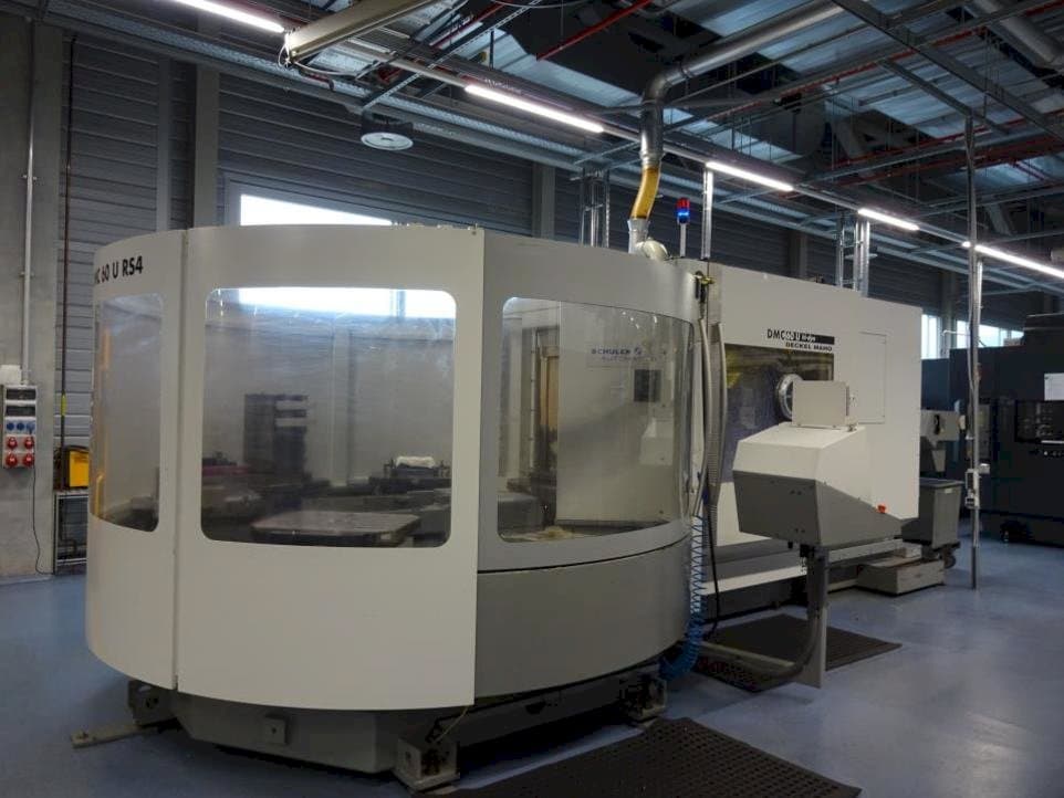 A DECKEL MAHO DMC 60 U RS4 gép elölnézete
