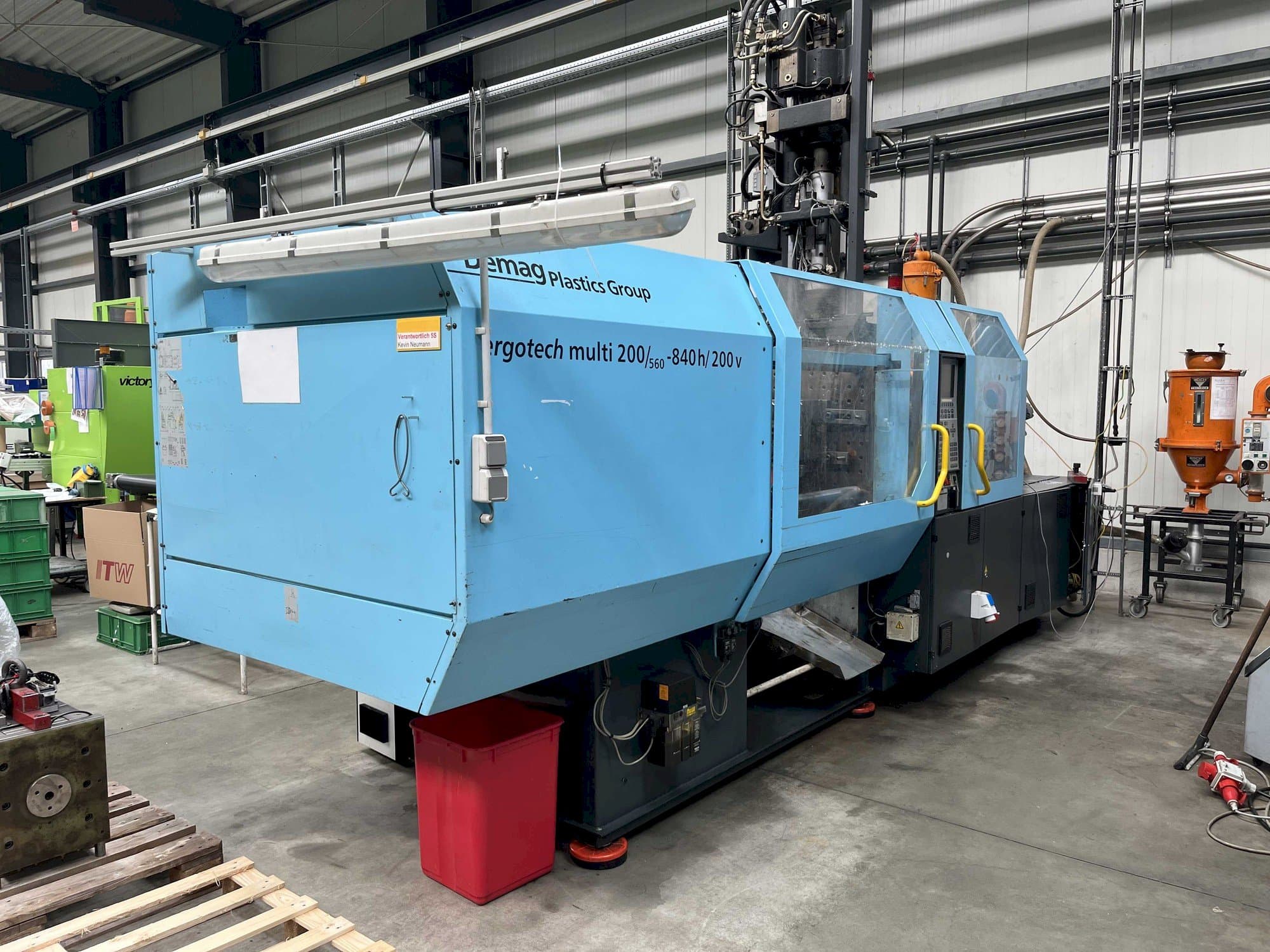 A DEMAG Ergotech multi 200/560 - 840h/200V gép elölnézete