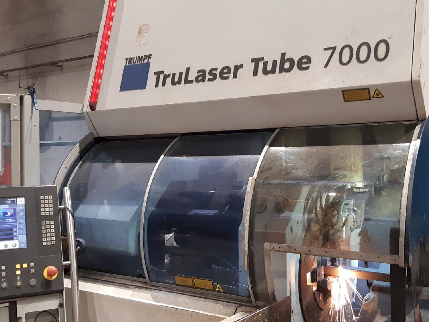 A Trumpf TruLaser Tube 7000 gép elölnézete