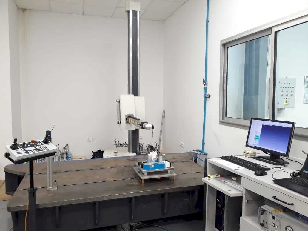 A ZEISS Carmet CNC  gép elölnézete