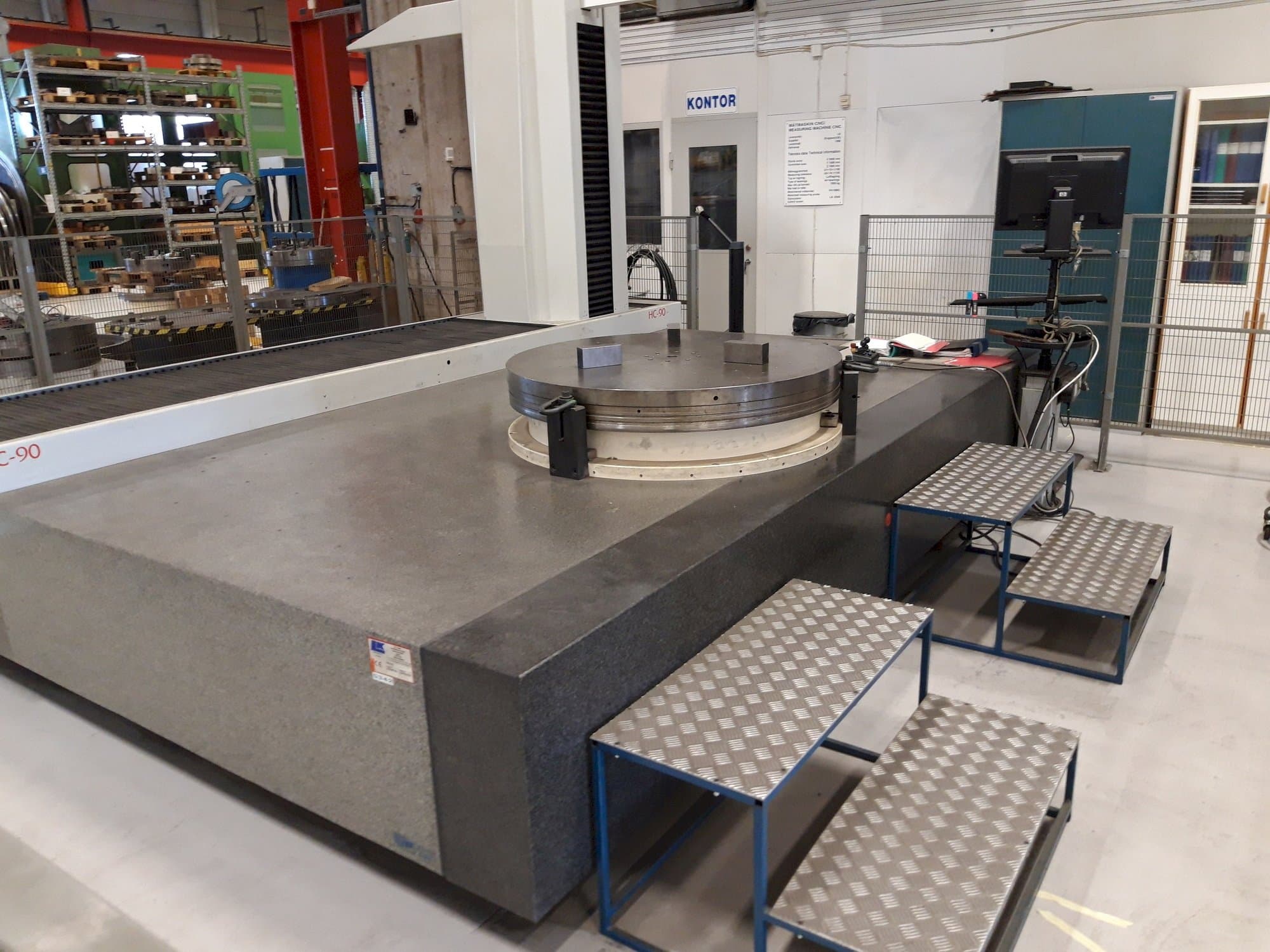 A LK HC90 gép elölnézete