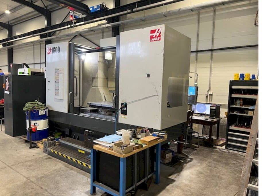 A HAAS EC-1600 gép elölnézete