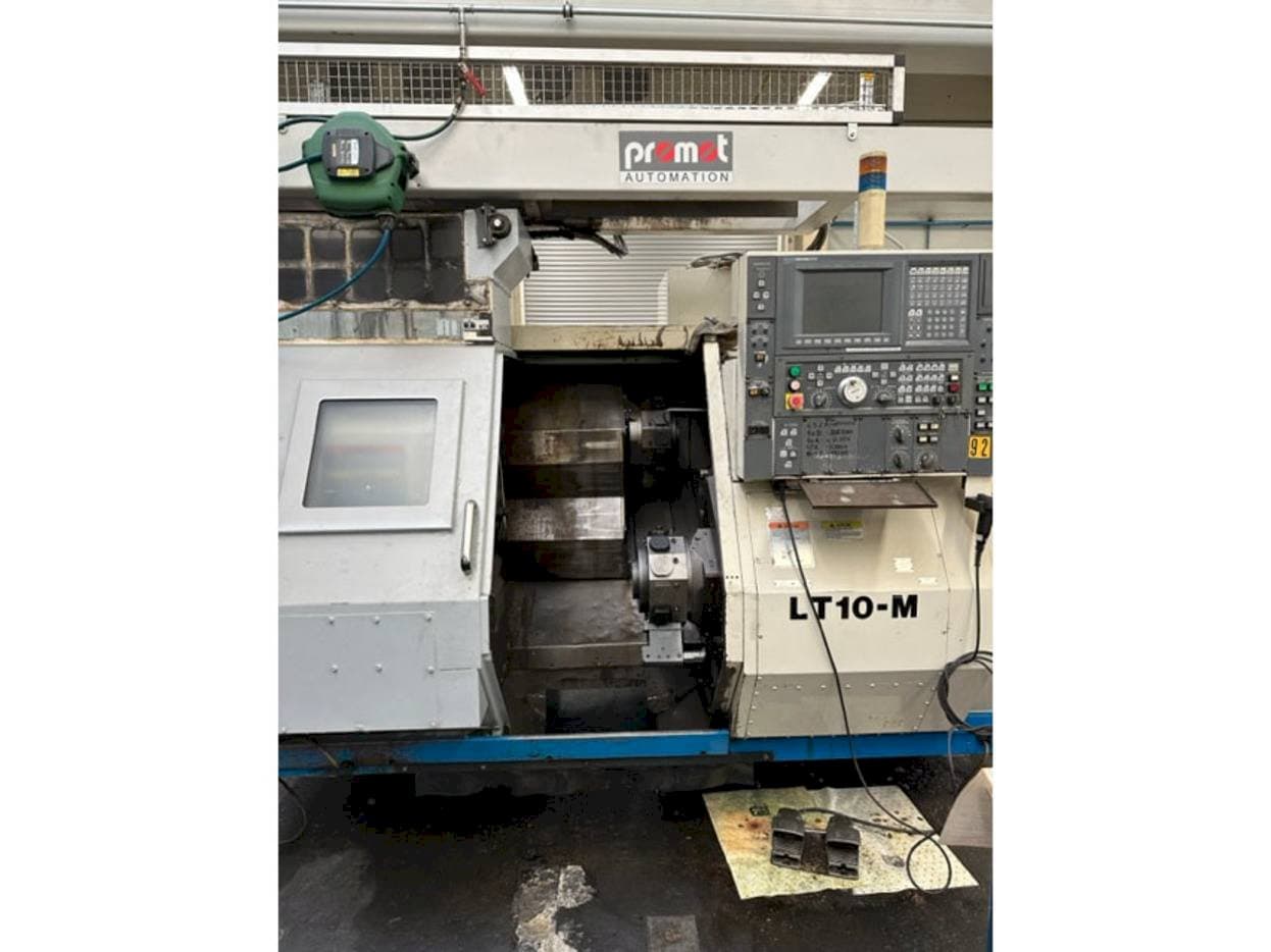 A Okuma LT10 gép elölnézete