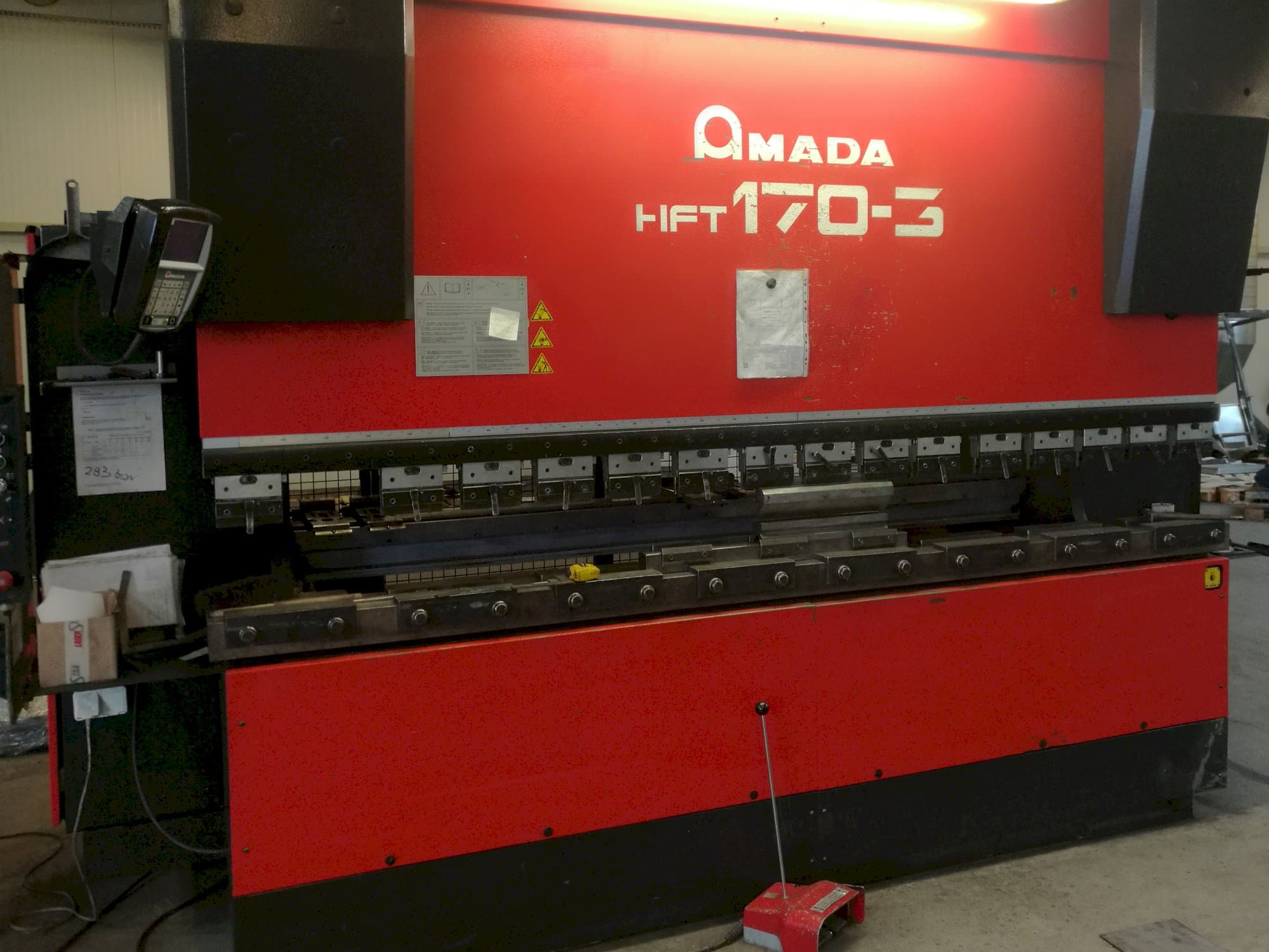 A AMADA HFT 170-3  gép elölnézete